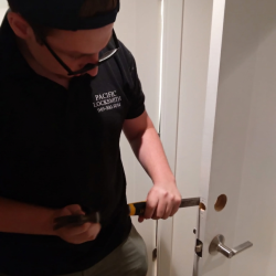 pacific_lockdmith_tech_working